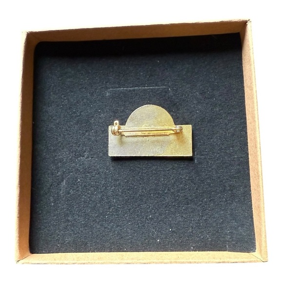 Vintage pin from Indianhead Mountain, a ski resort in Michigan. - Picture 4 of 4